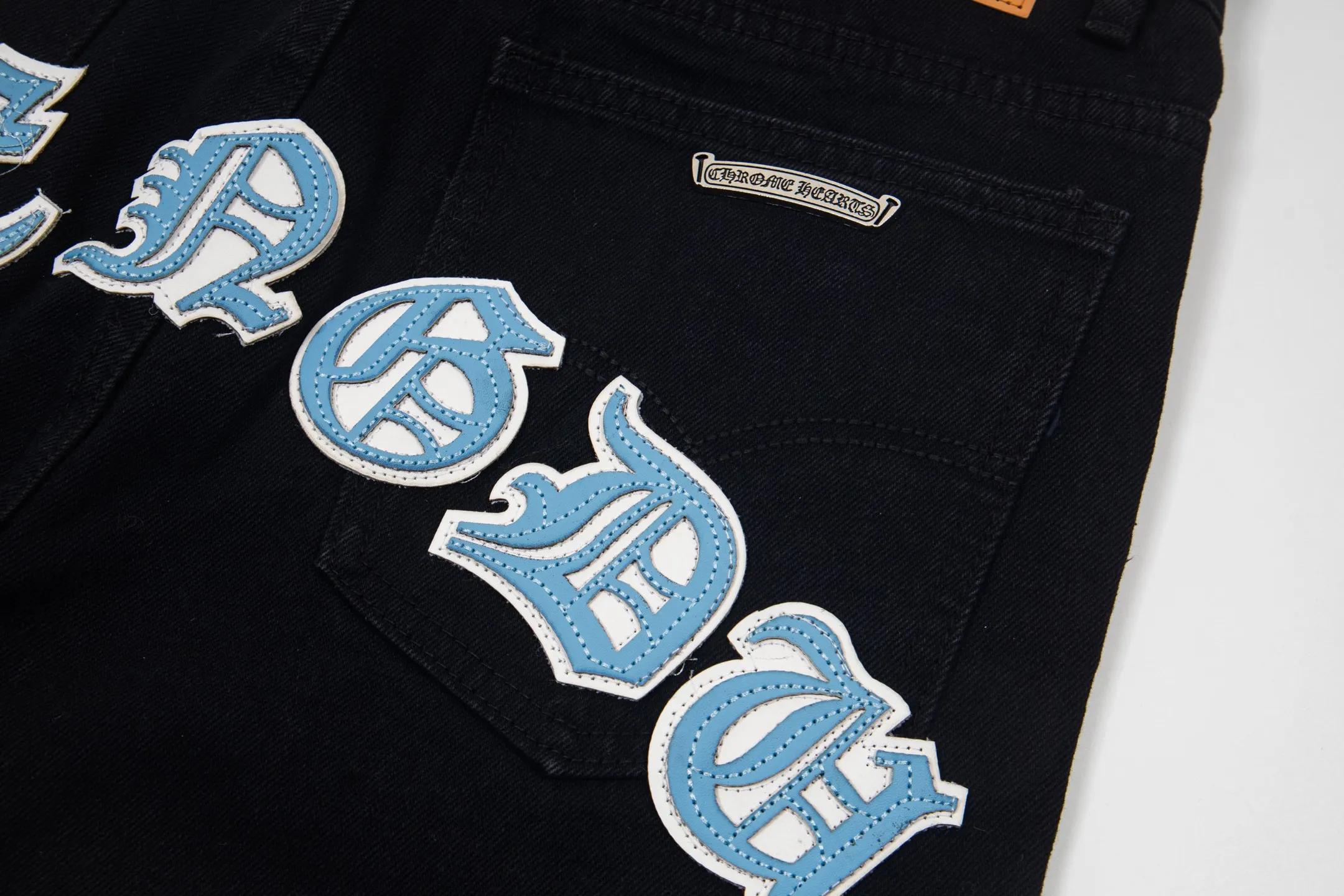 P260 Chrome Hearts Black Pants Sanskrit Blue and White Patch Leather Jeans CH jeans need to be washed before being dismantled and then hand-stitched with sheepskin cross leather and then spliced ​​together. The whole piece has too many craftsmanship to describe. The patches are decorated with cross patterns and the high-waisted washed jeans! ! Absolutely high-end luxury products, god-level single products and super popular products, made with top heavy industry, a must-see magic weapon. Customized hardware. The fabric is thick and soft after washing. It has good breathability. Customized small leather label. Unique design. The details are simple and elegant, and the workmanship is exquisite. The entire trousers are neatly routed and the details are in place! It’s so cool that both men and women can easily control the genderless trend! Style number: 1873# Color: black Size: 28 30 32 34